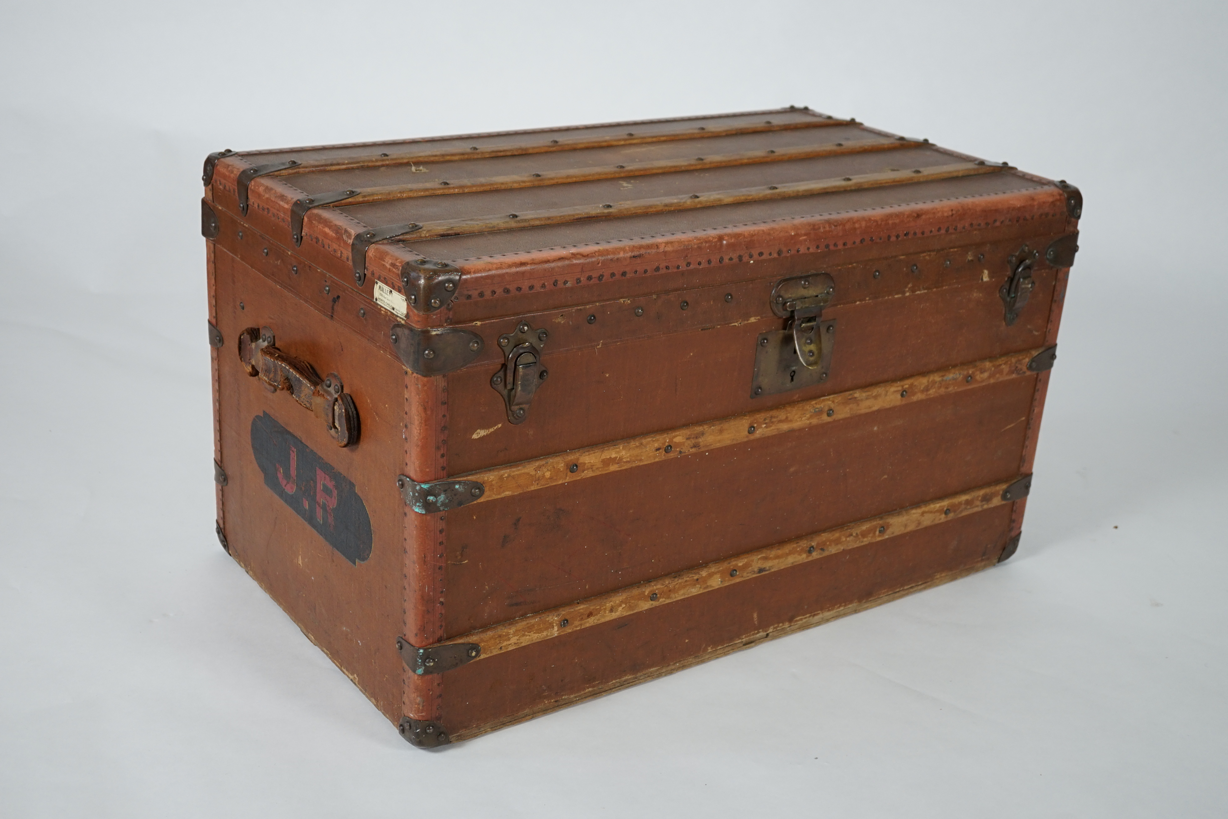 E. Goyard Aine, 233 Rue Saint Honore Paris, a late 19th or early 20th century canvas covered travelling trunk, brass mounted with ash batons, height 48cm, width 86cm, depth 49cm